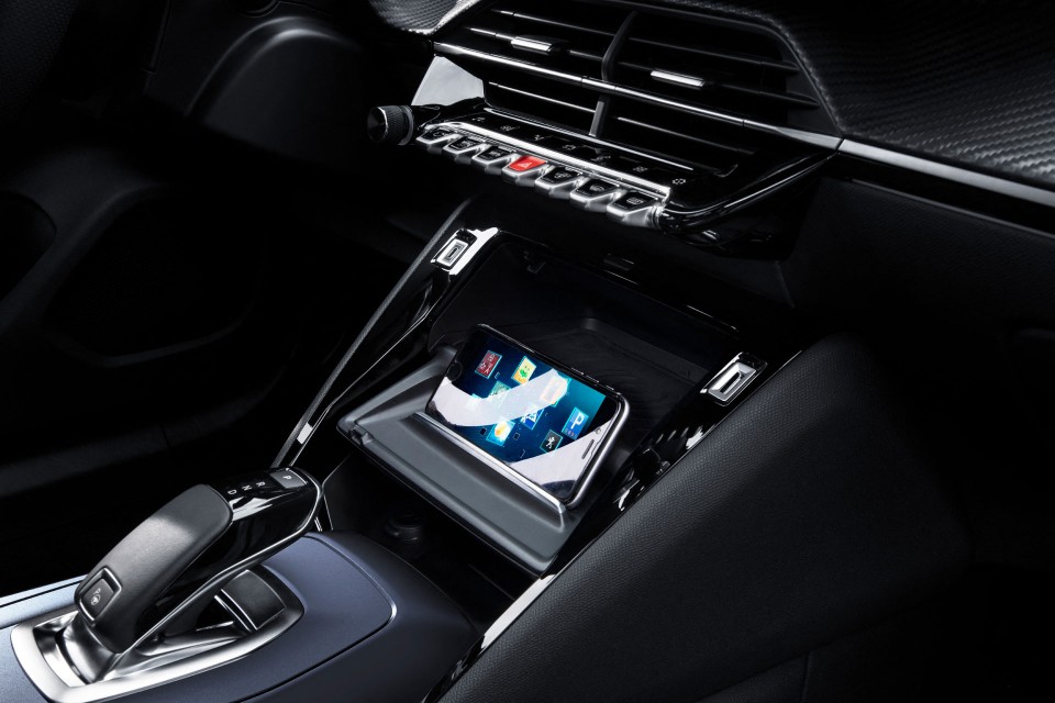 Photo modularité support chargeur smartphones Peugeot 2008 II (
