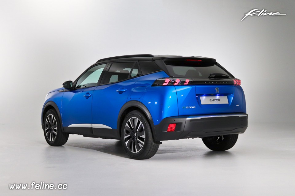 Photo 3/4 arrière Peugeot e-2008 II GT Bleu Vertigo (2019)