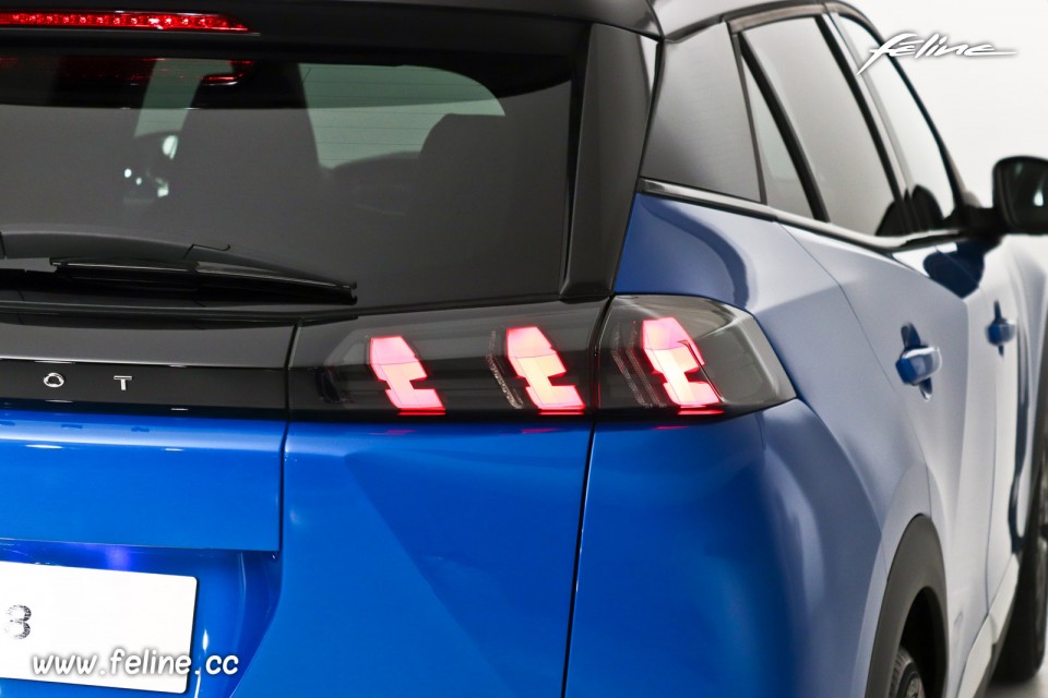 Photo phare arrière Full LED Peugeot e-2008 II GT Bleu Vertigo