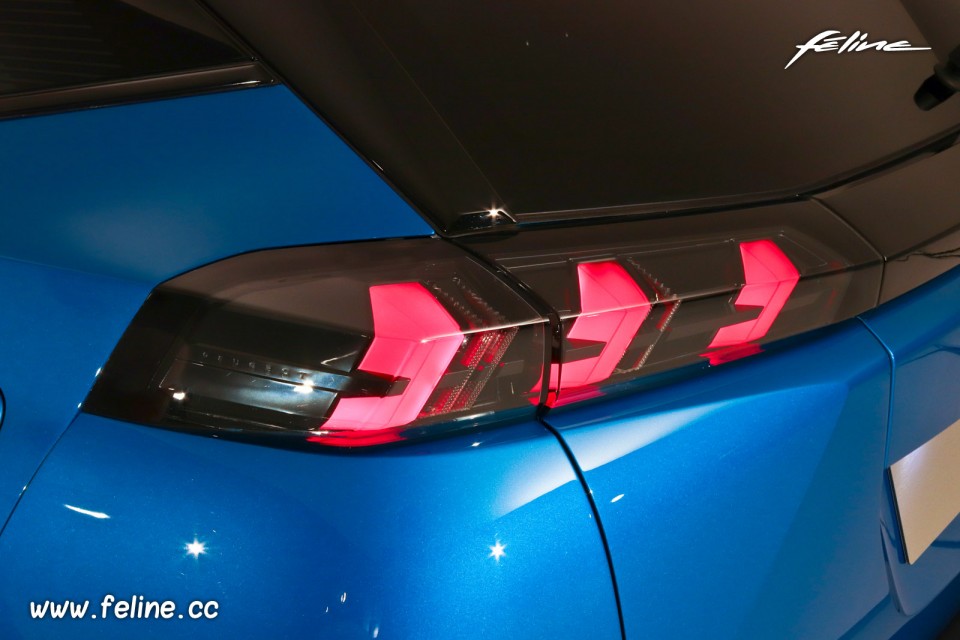 Photo feu arrière LED Peugeot e-2008 II GT Bleu Vertigo (2019)