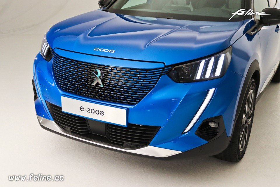 Photo bouclier avant Peugeot e-2008 II GT Bleu Vertigo (2019)