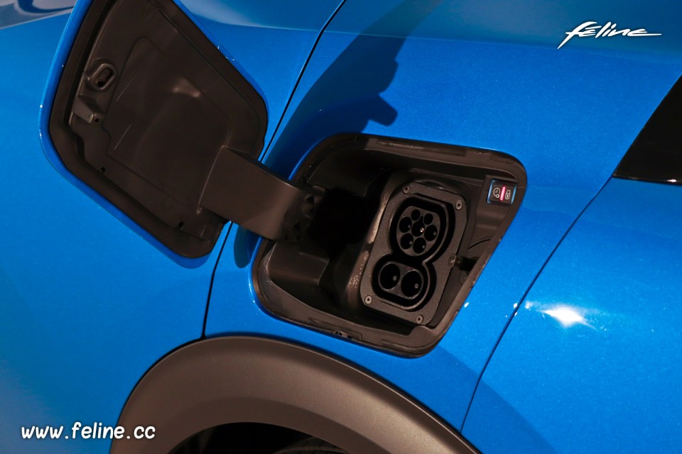 Photo prise de chargement Peugeot e-2008 II GT Bleu Vertigo (201