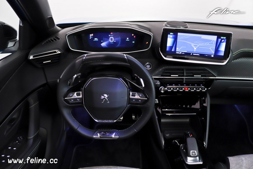 Photo poste de conduite i-Cockpit Peugeot e-2008 II GT (2019)