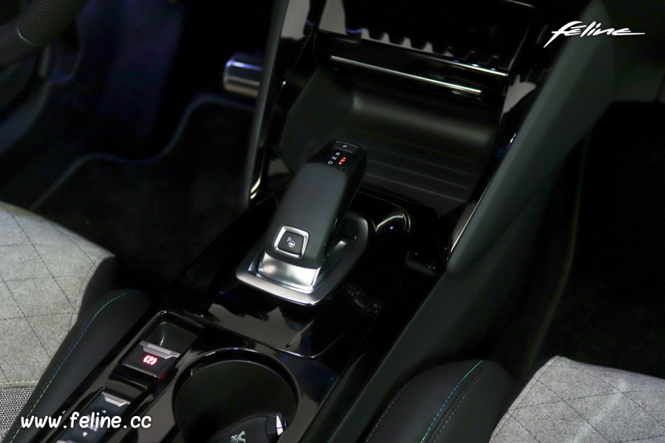 Photo console centrale Peugeot e-2008 II GT (2019)