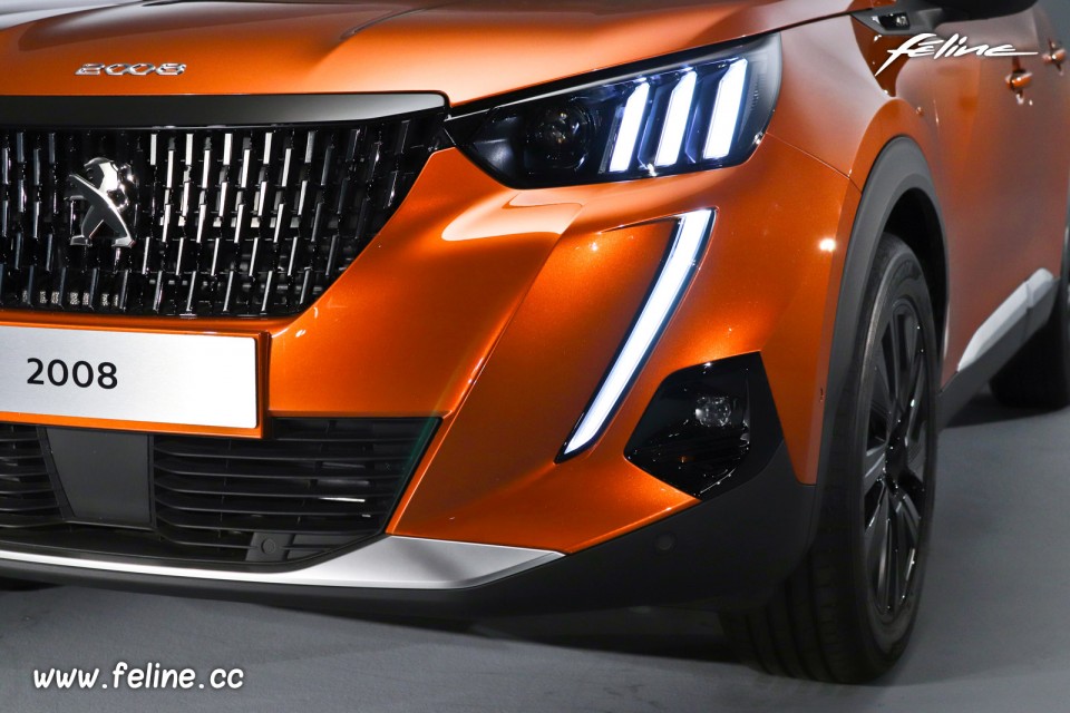 Photo signature lumineuse Peugeot 2008 II GT Orange Fusion (2019