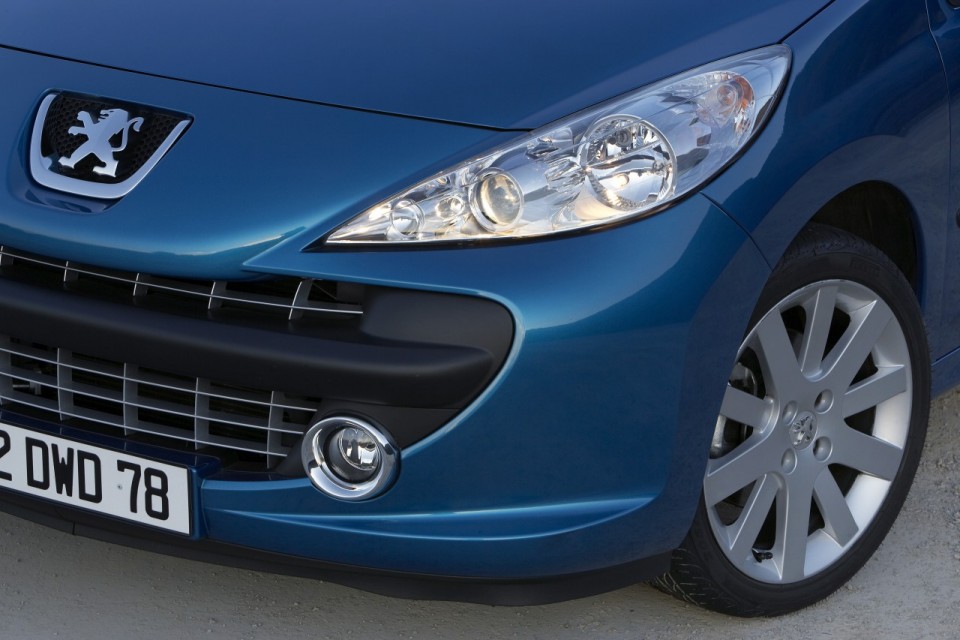 Photo bouclier avant Peugeot 207 CC Bleu Neysha phase 1 (2007) - 1-008