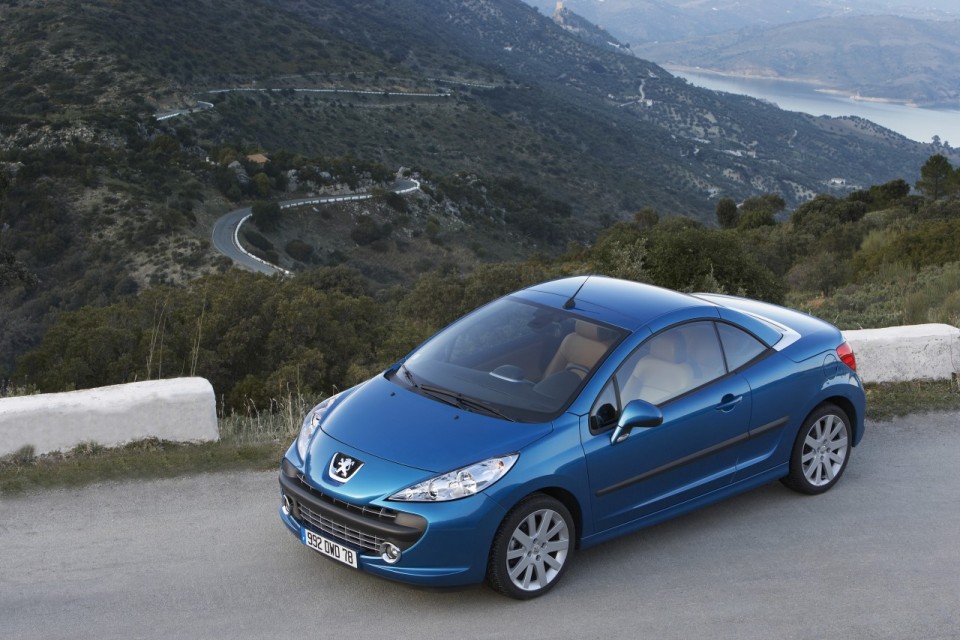 Photo aérienne 3/4 avant statique Peugeot 207 CC Bleu Neysha phase 1 (2007) - 1-009