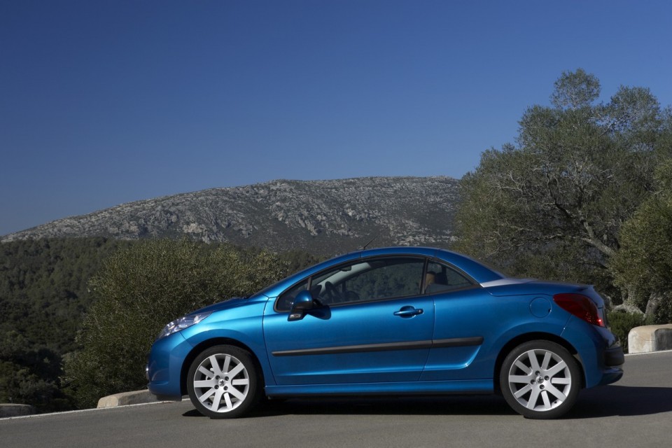 Photo profil coupé Peugeot 207 CC Bleu Neysha phase 1 (2007) - 1-018