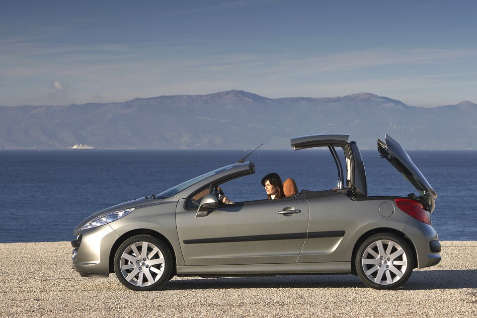Photo manoeuvre toit Peugeot 207 CC Gris Ermitage phase 1 (2007) - 1-022