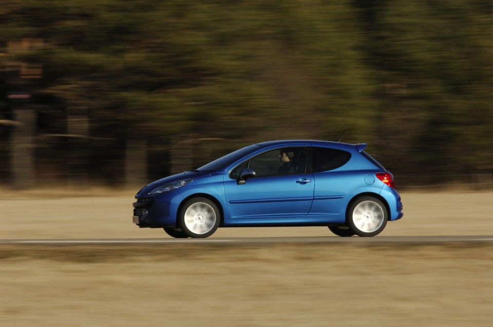 Photo profil dynamique route Peugeot 207 RC Bleu Récife phase 1 (2007) - 1-011