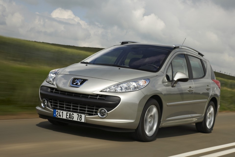 Photo 3/4 avant dynamique Peugeot 207 SW Gris Cendré phase 1 (2007) - 1-011