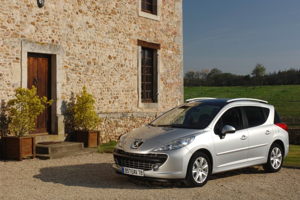 Photo 3/4 avant statique Peugeot 207 SW Gris Aluminium phase 1 (2007) - 1-016