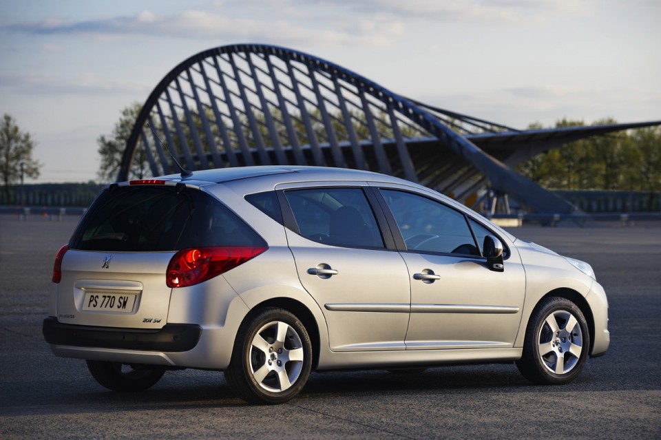 Photo 3/4 arrière statique Peugeot 207 SW Gris Aluminium