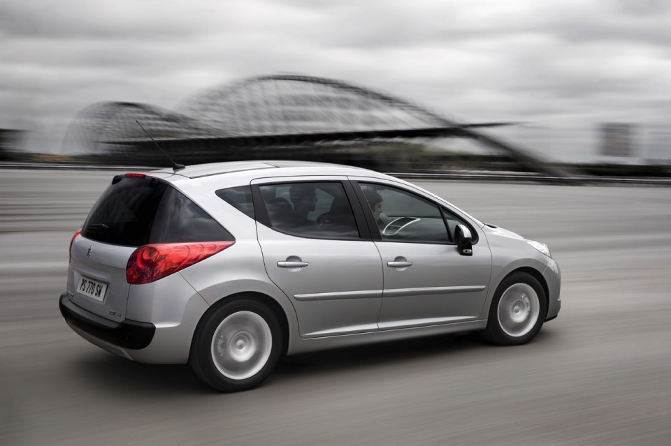 Photo 3/4 arrière dynamique Peugeot 207 SW Gris Aluminium phase 2 (2009) - 1-005