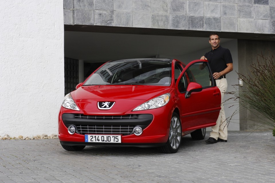 Photo officielle Peugeot 207 Griffe Rouge Aden phase 1 (2006) - 1-013