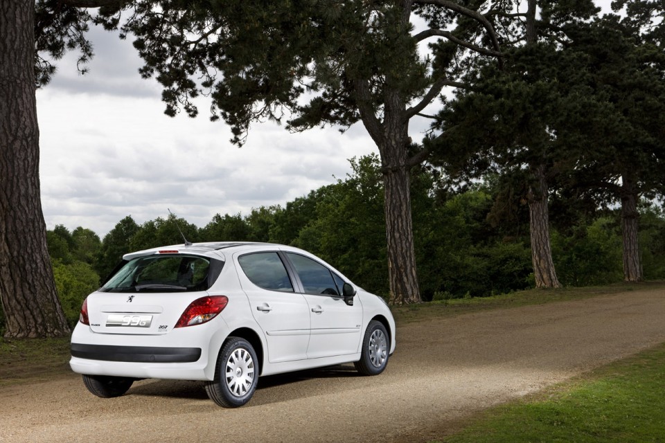 Photo 3/4 arrière Peugeot 207 99G Blanc Banquise phase 2 (2009) - 1-011