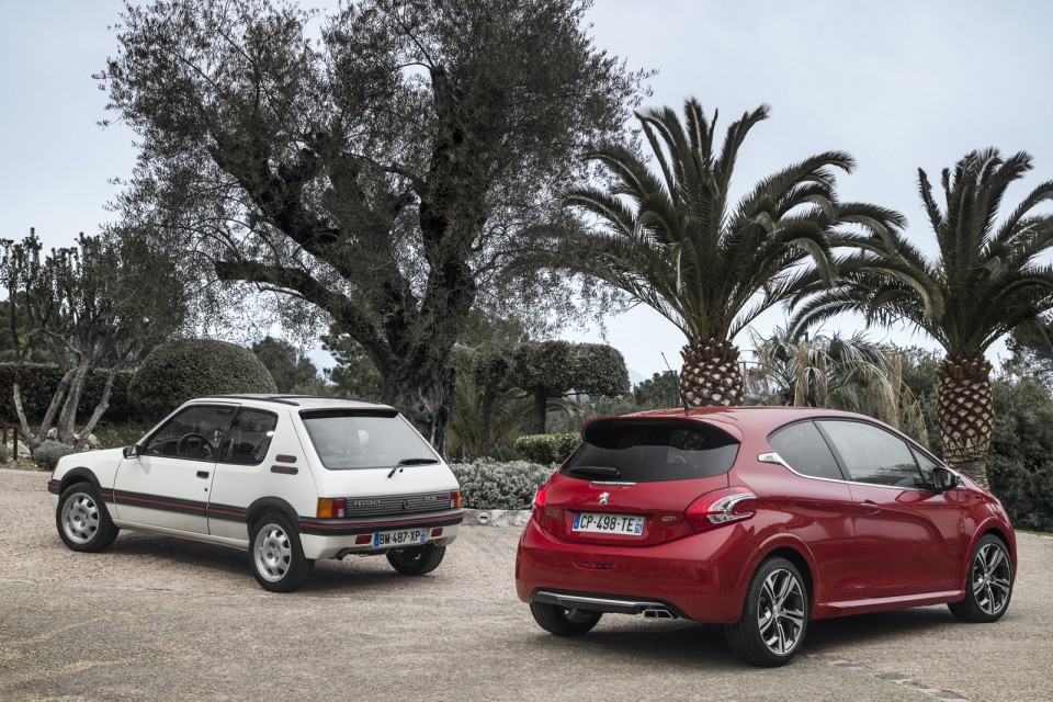 Photo 3/4 arrière Peugeot 205 GTi et Peugeot 208 GTi I Rouge Rubi (2013) - 1-003