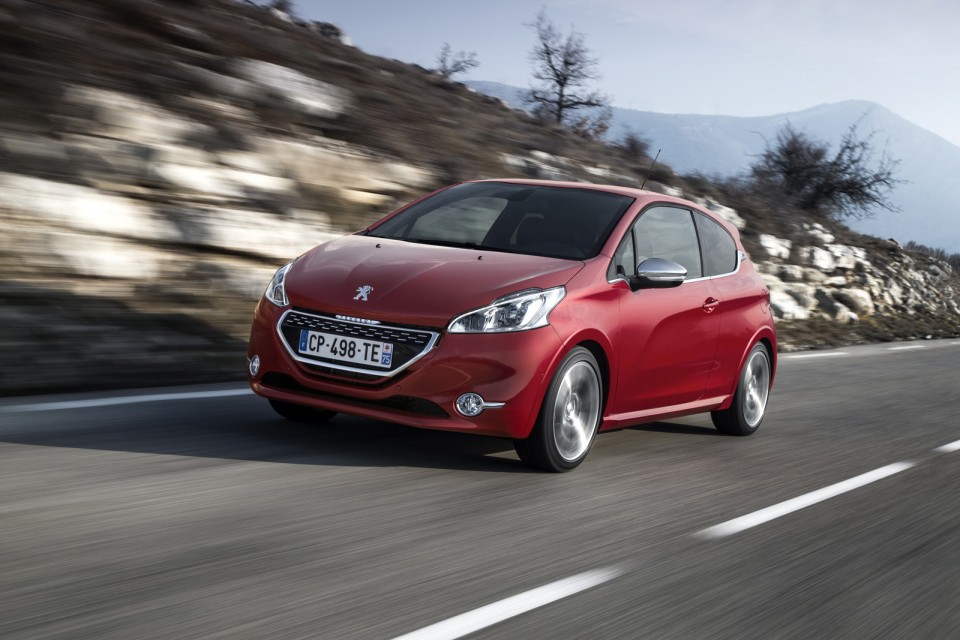 Photo 3/4 avant dynamique Peugeot 208 GTi I Rouge Rubi (2013) - 1-005