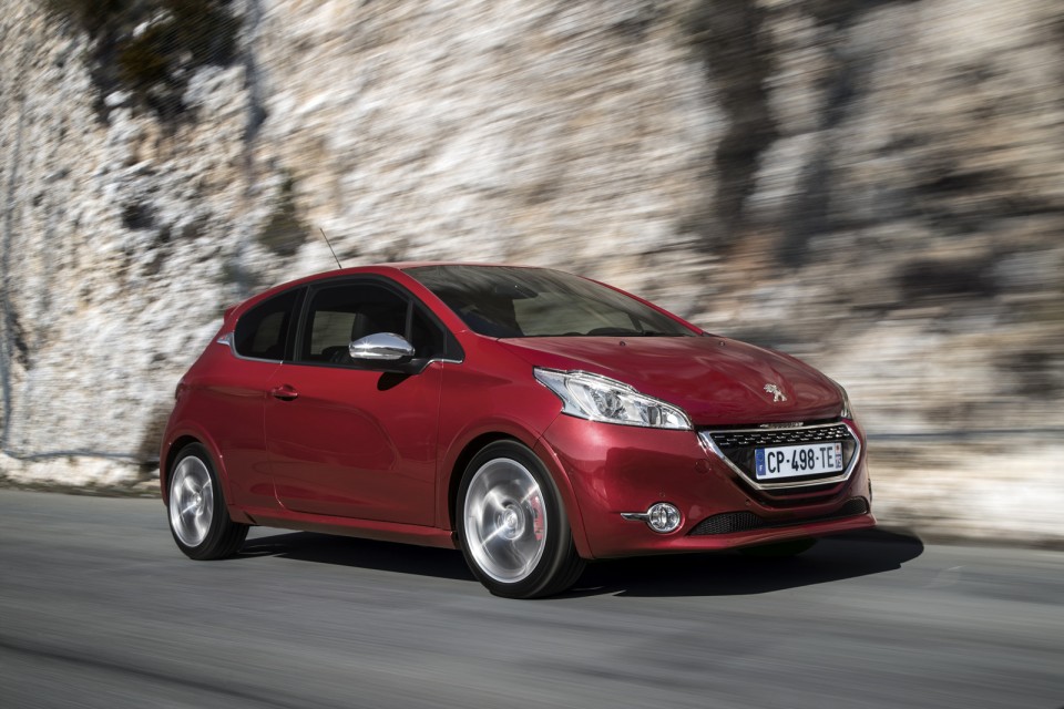 Photo dynamique Peugeot 208 GTi I Rouge Rubi (2013) - 1-006