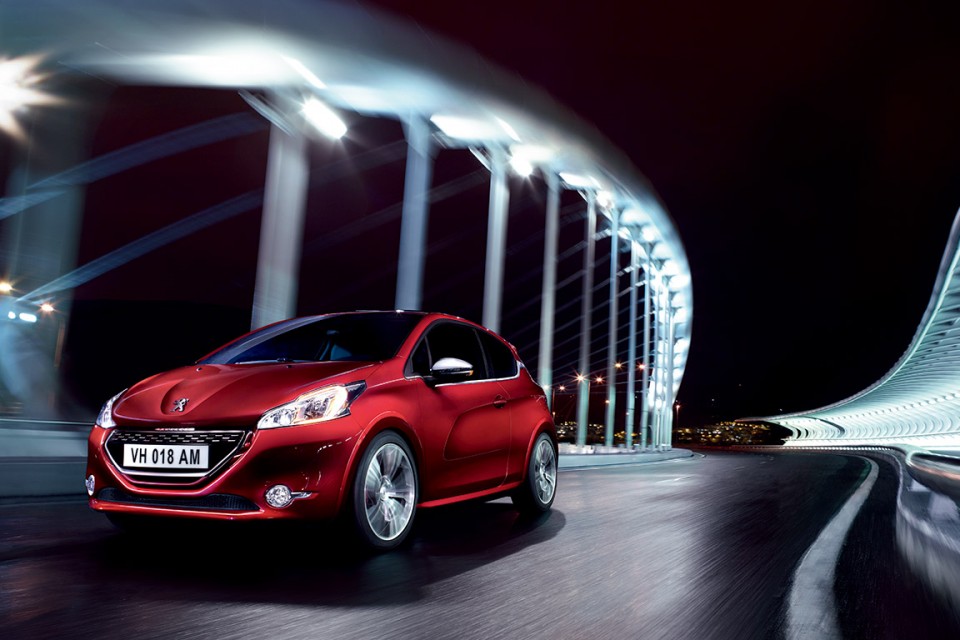 Photo 3/4 avant nuit Peugeot 208 GTi I Rouge Rubi (2013) - 1-012