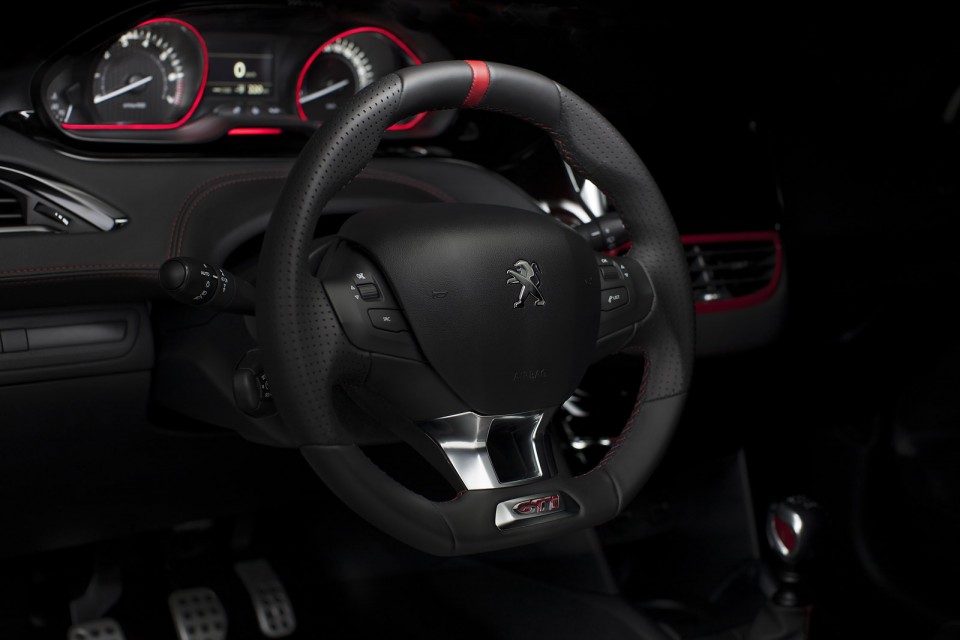 Photo volant cuir pleine fleur Peugeot 208 GTi I (2013) - 1-028