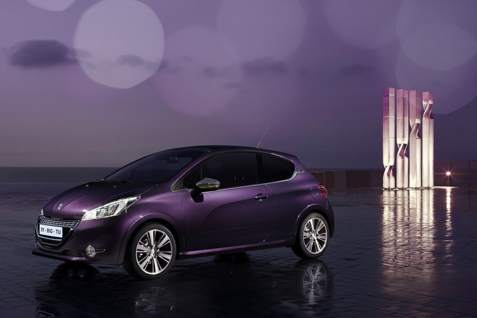 Photo 3/4 avant statique Peugeot 208 XY I Purple Night (2013) - 1-002