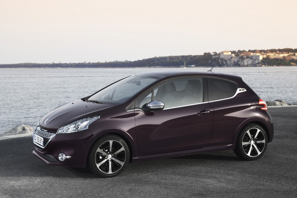 Photo 3/4 avant statique Peugeot 208 XY I Purple Night (2013) - 1-008