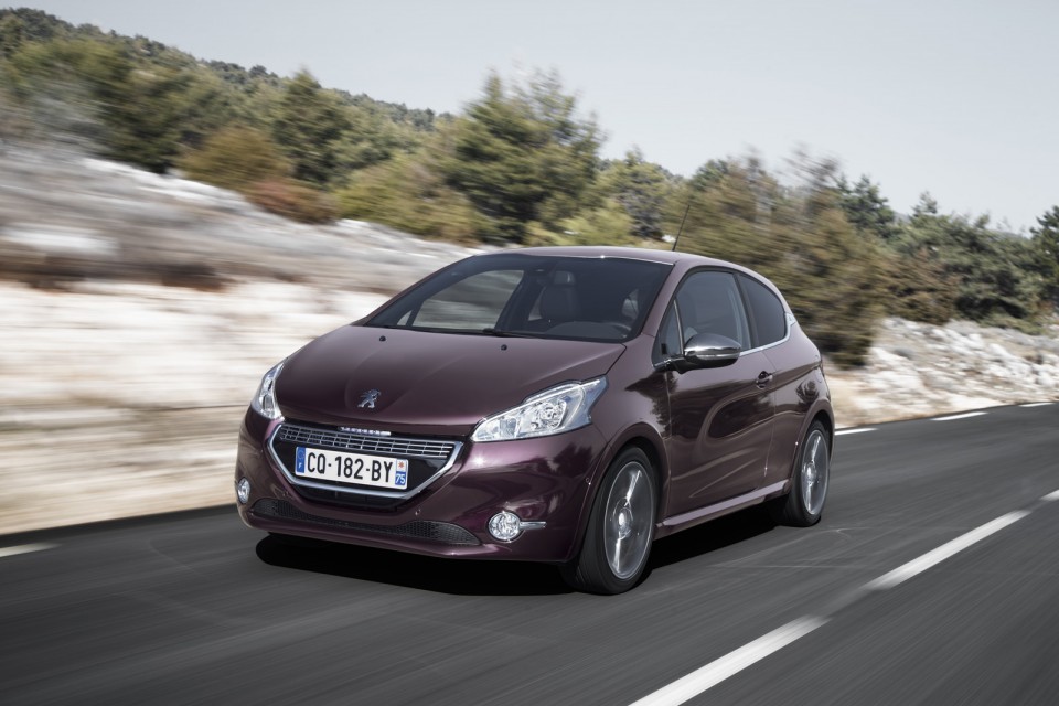 Photo avant dynamique Peugeot 208 XY I Purple Night (2013) - 1-011