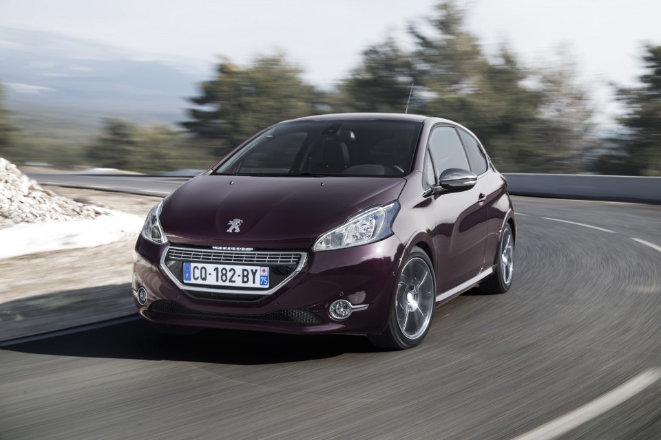 Photo 3/4 avant dynamique Peugeot 208 XY I Purple Night (2013) - 1-012