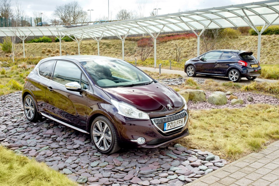 Photo 3/4 avant Peugeot 208 XY I Purple Night et Dark Blue (2013) - 1-016