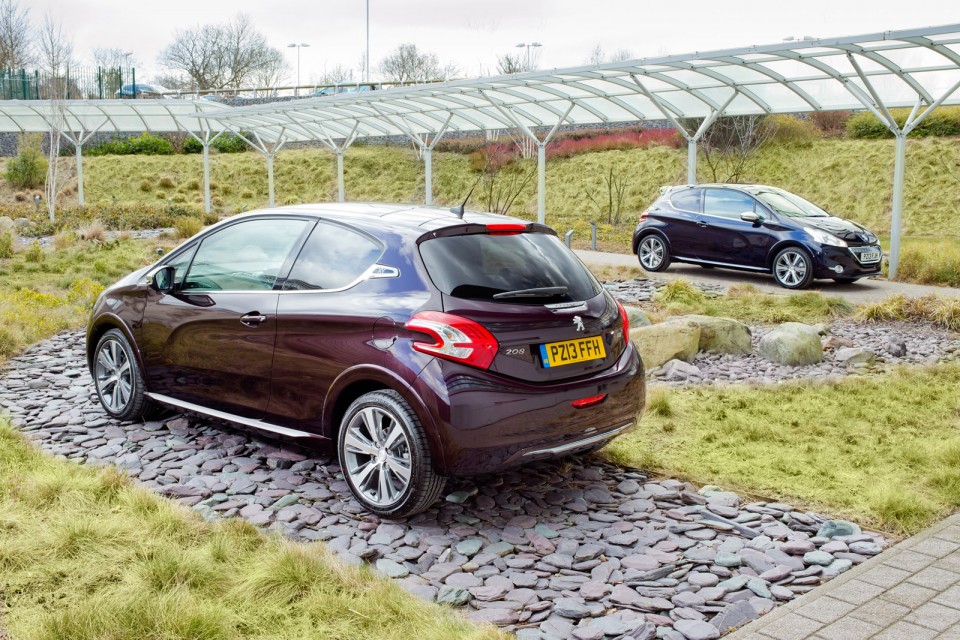 Photo 3/4 arrière Peugeot 208 XY I Purple Night et Dark Blue (2013) - 1-017