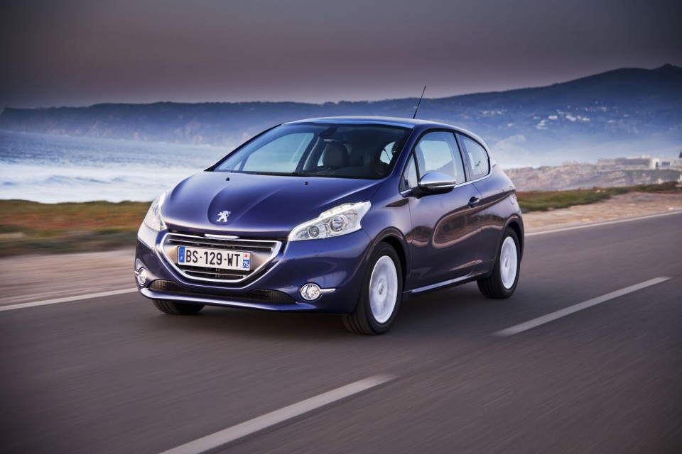 Photo dynamique Peugeot 208 I Allure Bleu Virtuel - 1-028