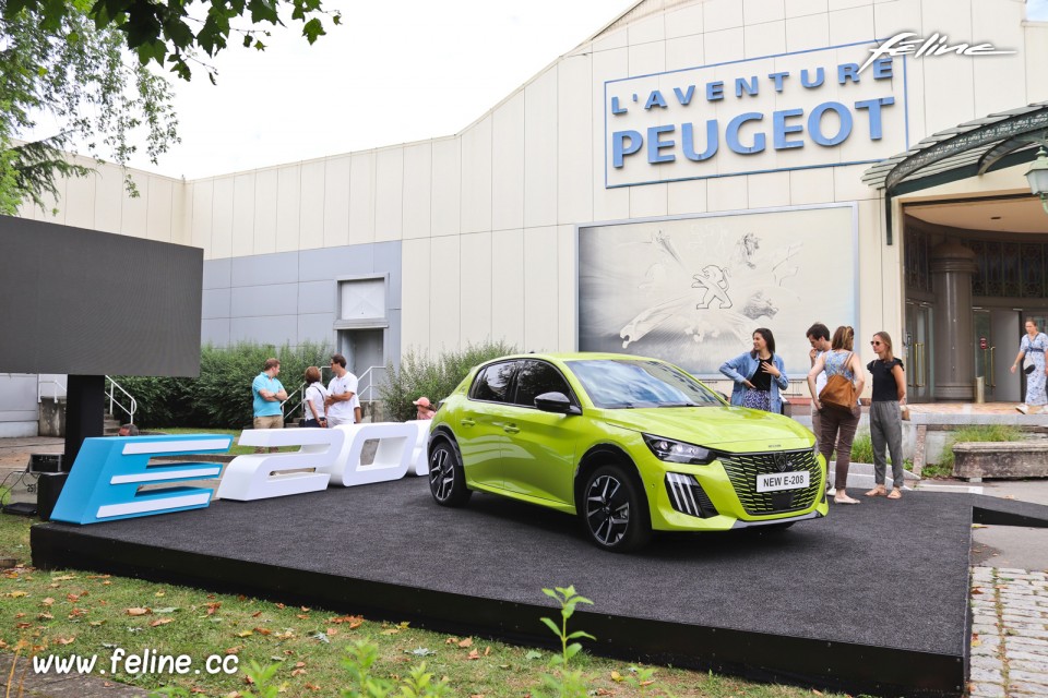 Photo présentation officielle Peugeot e-208 II restylée (2023)