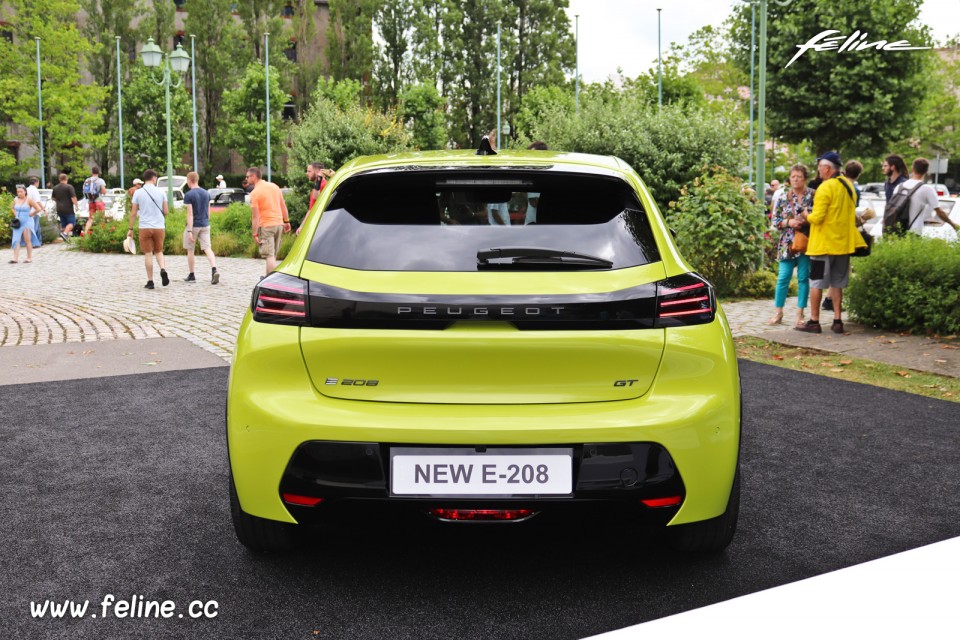 Photo face arrière Peugeot e-208 II restylée - Présentation officielle (2023)