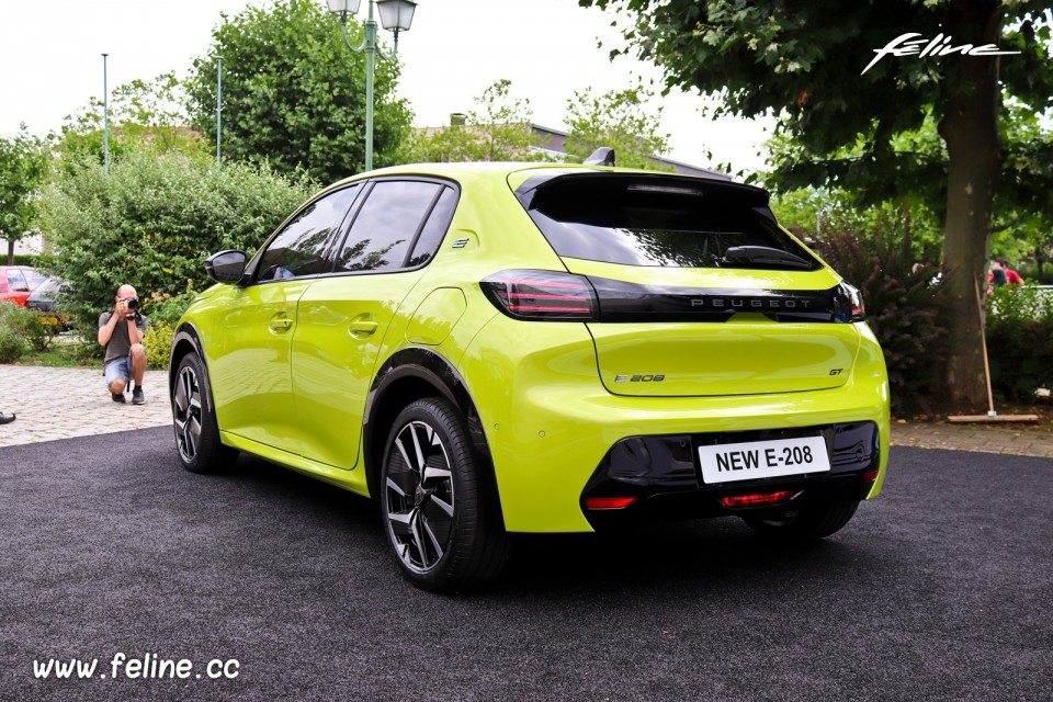 Photo 3/4 arrière Peugeot e-208 II restylée - Présentation officielle (2023)