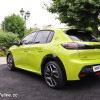 Photo 3/4 arrière Peugeot e-208 II restylée Jaune Agueda - Présentation officielle (2023)