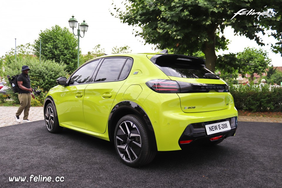 Photo 3/4 arrière Peugeot e-208 II restylée Jaune Agueda - Présentation officielle (2023)