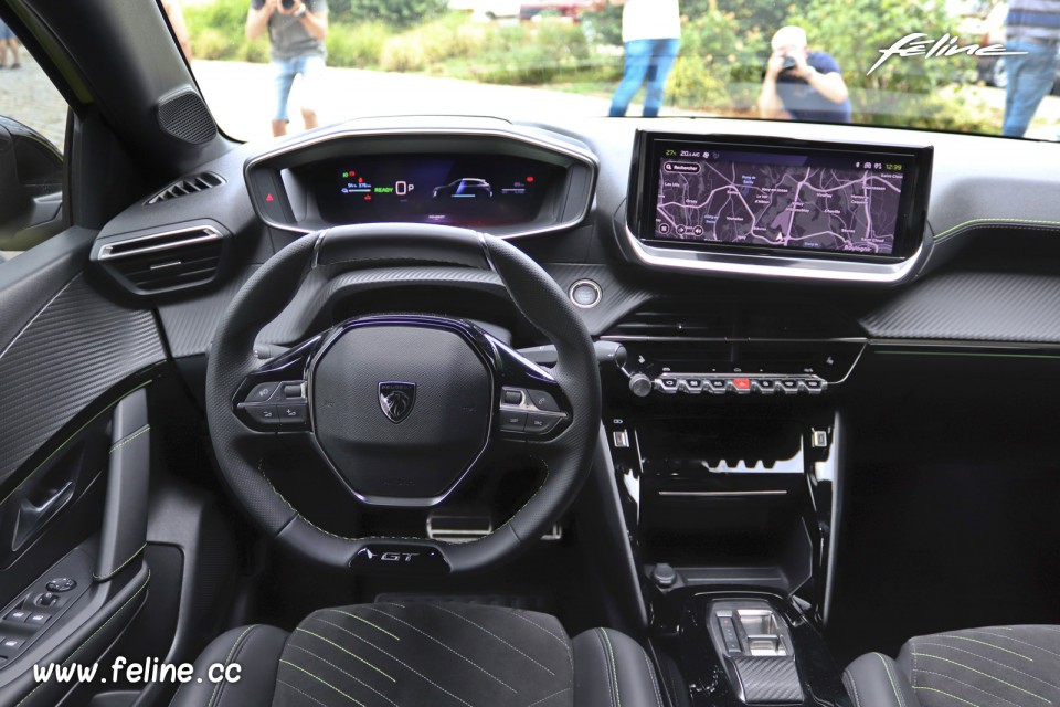 Photo poste de conduite i-Cockpit Peugeot e-208 II restylée - Présentation officielle (2023)