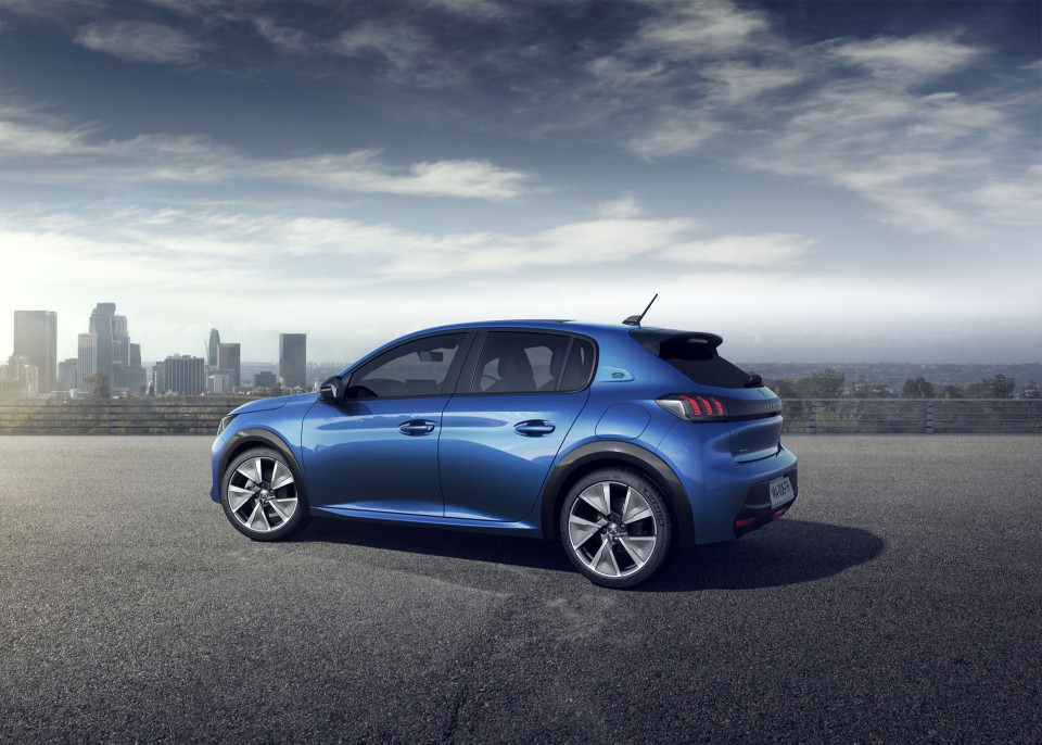 Photo officielle 3/4 arrière Peugeot e-208 II GT (2019)