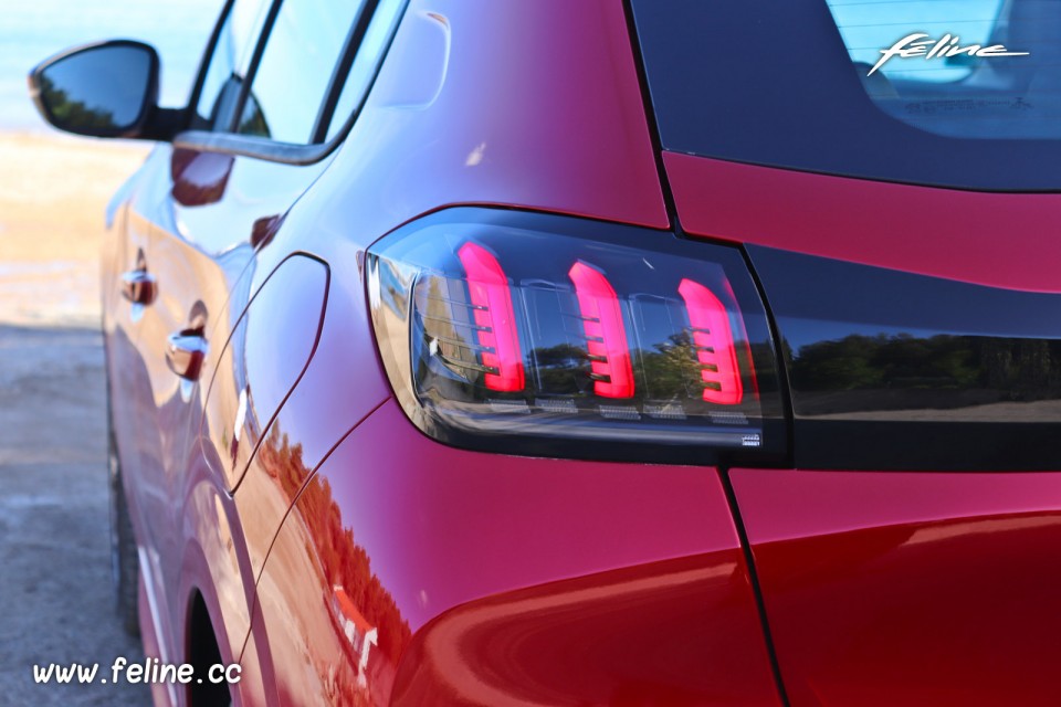 Photo feu arrière LED Peugeot 208 II Allure (2019)