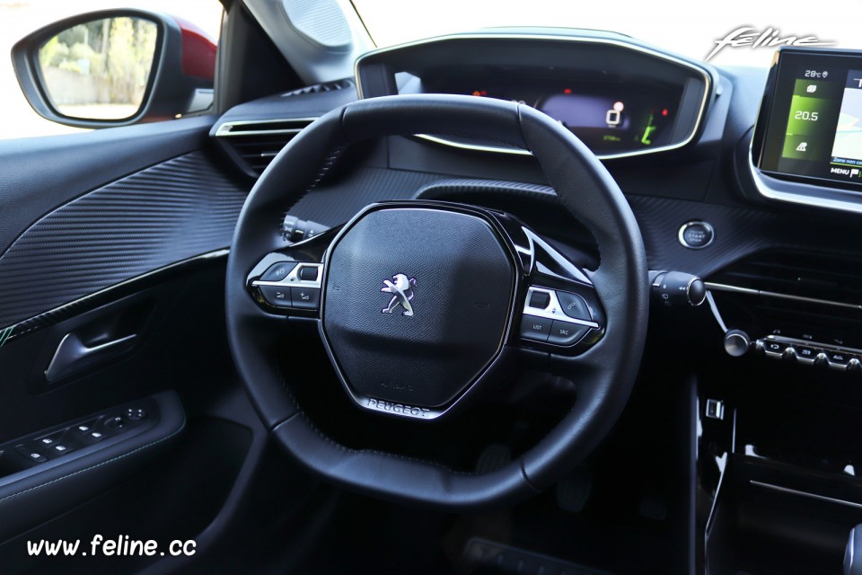 Photo volant cuir nouvelle Peugeot 208 II Allure (2019)