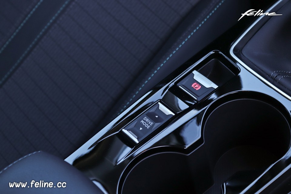 Photo bouton frein stationnement nouvelle Peugeot 208 II Allure