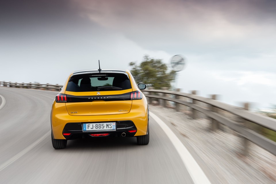 Photo officielle Peugeot 208 II GT Line Jaune Faro - Essais pres