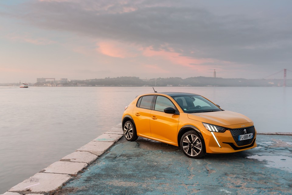 Photo officielle Peugeot 208 II GT Line Jaune Faro - Essais pres