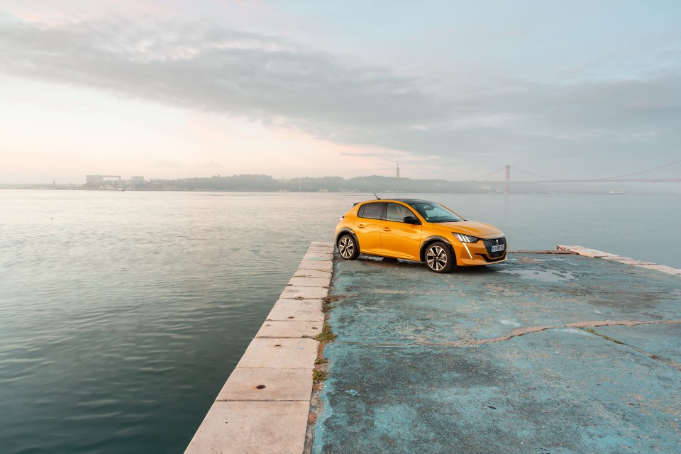 Photo officielle Peugeot 208 II GT Line Jaune Faro - Essais pres