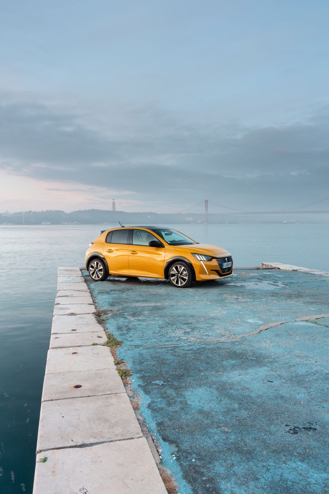 Photo officielle Peugeot 208 II GT Line Jaune Faro - Essais pres