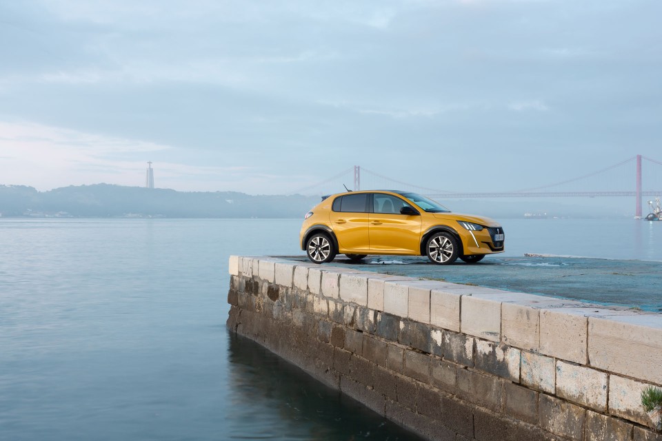 Photo officielle Peugeot 208 II GT Line Jaune Faro - Essais pres