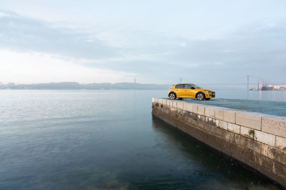 Photo officielle Peugeot 208 II GT Line Jaune Faro - Essais pres