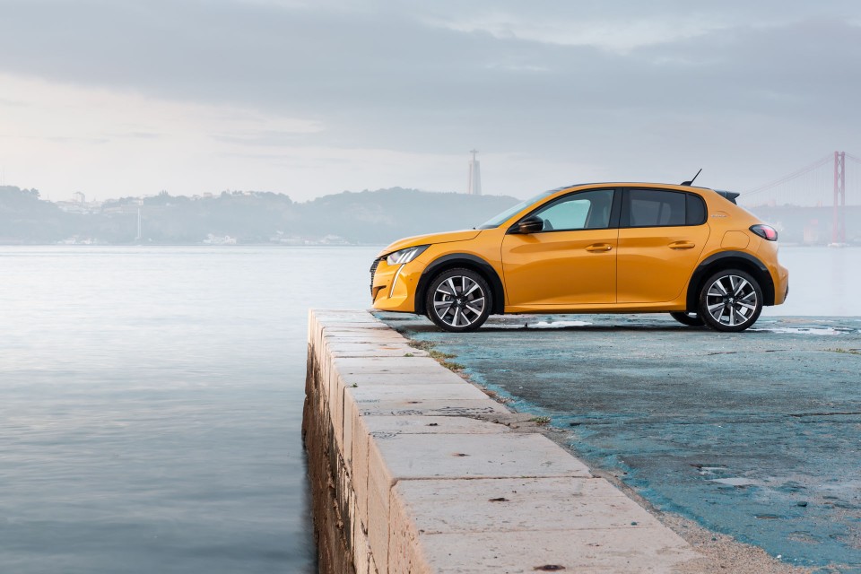 Photo officielle Peugeot 208 II GT Line Jaune Faro - Essais pres