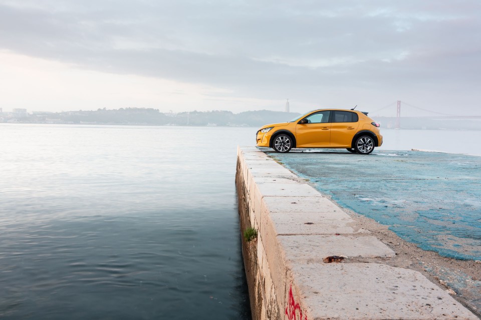 Photo officielle Peugeot 208 II GT Line Jaune Faro - Essais pres